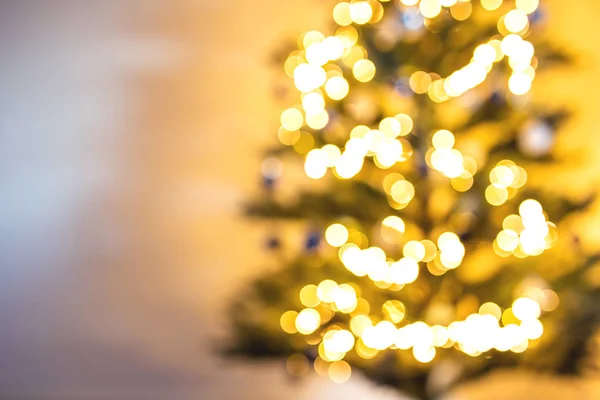 Julgran suddig och defocused ljus bakgrund, dekorerad med jul dekoration bokeh färgglada lysande ljus — Stockfoto