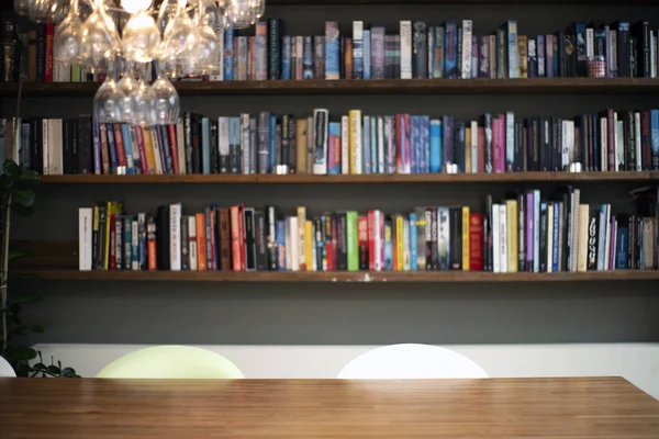 Coloful wall with many books on book shelves in a modern living room blurred, retro interior — Stock Photo, Image