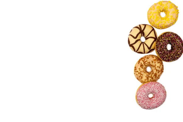 Vários donuts deliciosos coloridos no fundo branco, espaço para texto — Fotografia de Stock