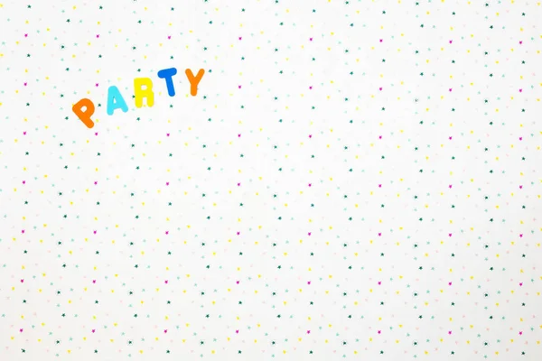 La palabra fiesta impresa en un fondo de estrellas de varios colores, concepto de fiesta colorido — Foto de Stock