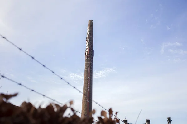 青い空に対するレストラン、古い工場の産業と古い長いレンガの煙突 — ストック写真