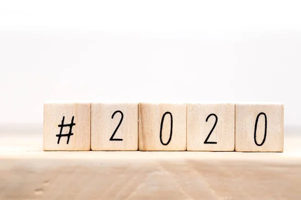 Hashtag 2020 koncepcja, strony zmienić drewniane kostki zbliżenie z białym tle — Zdjęcie stockowe