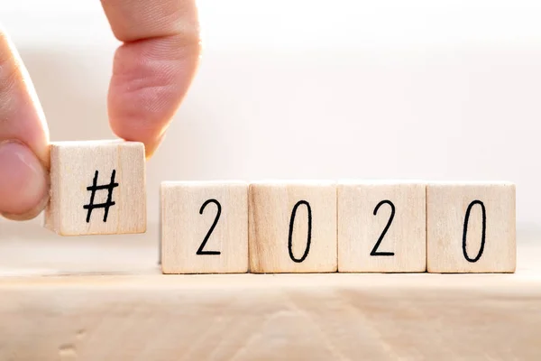 Hashtag 2020 koncepcja, strony zmienić drewniane kostki zbliżenie z białym tle — Zdjęcie stockowe