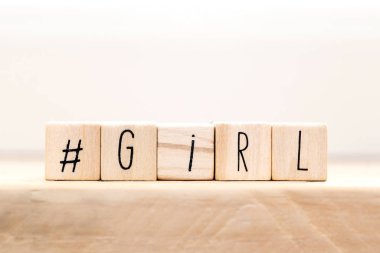 Üzerinde hashtag olan tahta küpler ve kız kelimesi, sosyal medya konsepti.