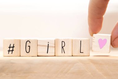 Üzerinde hashtag olan tahta küpler ve kız kelimesi, sosyal medya konsepti.