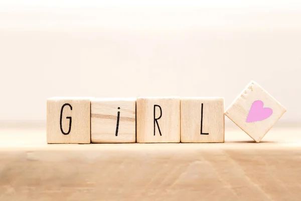 Cubos de madeira com uma hashtag e a palavra menina, conceito de mídia social — Fotografia de Stock