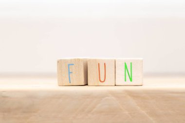 Etiketli tahta küpler ve değişik renklerde eğlence, sosyal medya kavramı arka planı