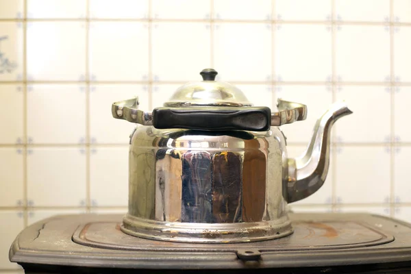 Stary czajnik na zabytkowym piecu, vintage design używany od dłuższego czasu — Zdjęcie stockowe
