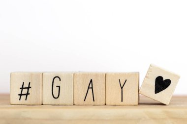 Üzerinde hashtag olan tahta küpler ve Gay, sosyal medya kavramı