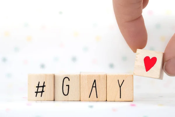 ハッシュタグと単語のゲイ、ソーシャルメディアの概念を持つ木製のキューブ — ストック写真