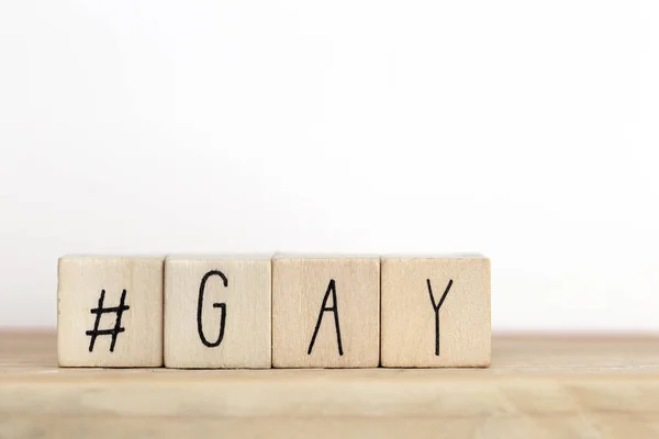 ハッシュタグと単語のゲイ、ソーシャルメディアの概念を持つ木製のキューブ — ストック写真