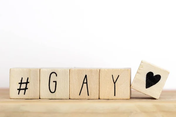 Holzwürfel mit einem Hashtag und dem Wort gay, Social-Media-Konzept — Stockfoto