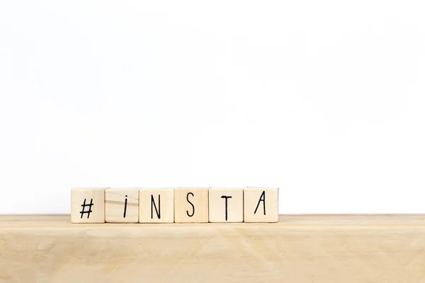 Cubos de madera con un hashtag y la palabra instagram, fondo concepto de redes sociales — Foto de Stock