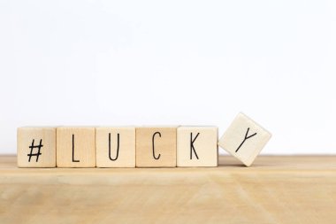 Üzerinde hashtag olan tahta küpler ve 