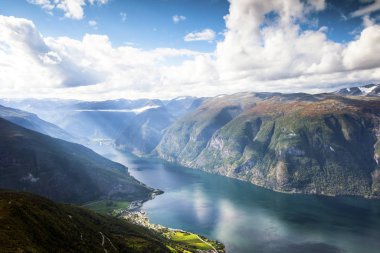 Aurland 'daki güzel dağ manzarası ve güneş ışığındaki Aurlandsfjord, Sogn og Fjordane, Norveç.