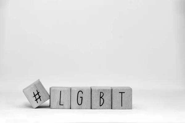 Dřevěné kostky s hashtagem a slovem Lgbt izolované na bílé, lesbické, gay, bisexuální, transgender a sociální média koncept černé a bílé — Stock fotografie