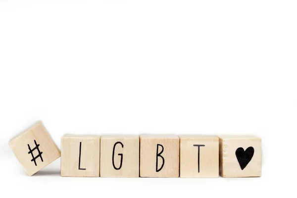 Ξύλινοι κύβοι με ετικέτα Hashtag και τη λέξη Lgbt που απομονώνονται σε λευκό, λεσβιακό, γκέι, αμφιφυλόφιλο, τρανσέξουαλ και μέσα κοινωνικής δικτύωσης — Φωτογραφία Αρχείου