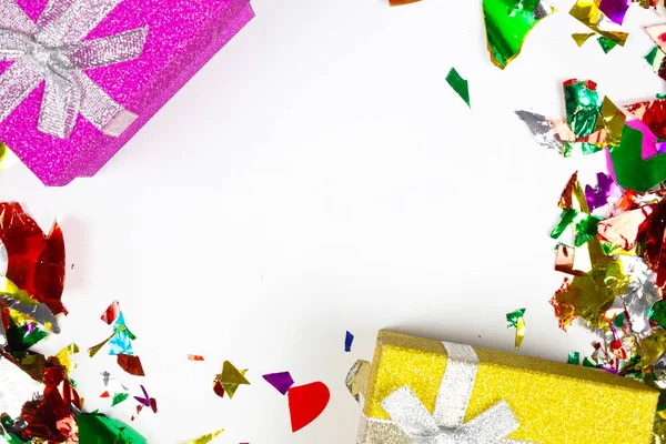 Confeti multicolor y regalos coloridos aislados sobre fondo blanco, fondo de cumpleaños o fiesta con espacio para texto —  Fotos de Stock