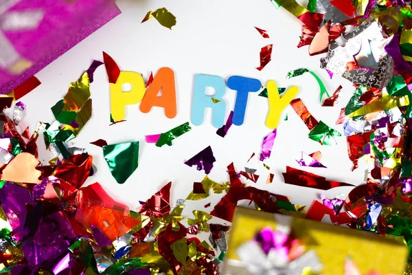 Confetti colorati e regali con la parola Party, decorazione isolata su sfondo bianco — Foto Stock