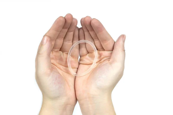 Cincin kontrasepsi pada tangan wanita terisolasi pada latar belakang putih, cincin vagina untuk penggunaan kontrasepsi — Stok Foto
