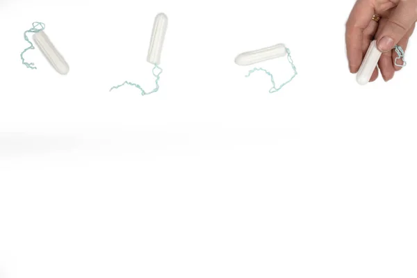 白色背景下分离的干净棉质卫生棉卫生棉条，文字的月经概念空间 — 图库照片