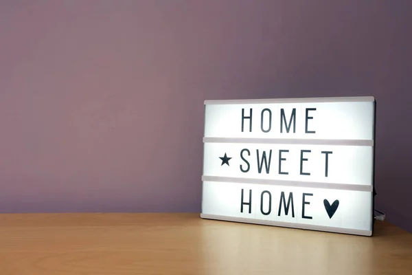 Home Sweet Home Text in Leuchtkasten auf Holzregal, moderne Retro-Dekoration — Stockfoto