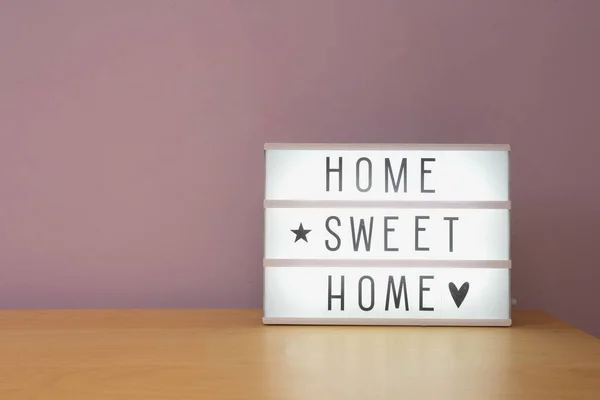 家里甜蜜的家居文字放在木架上的灯箱里，现代复古装饰 — 图库照片