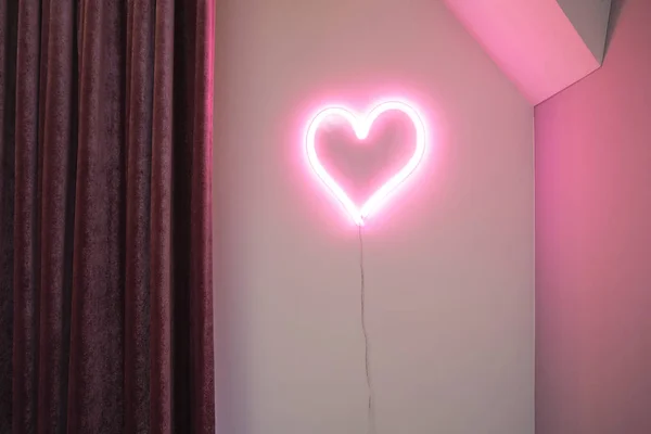 Růžové srdce neonové světlo na stěně v moderním interiéru, retro design Valentines koncept — Stock fotografie