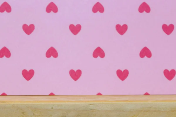 Mały różowy serduszko Papier Obiekt na różowy tło Walentynki Kochanek Koncepcja z Kopiuj przestrzeń z drewniany półka — Zdjęcie stockowe