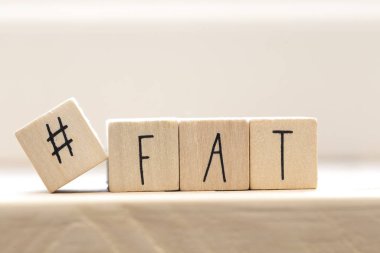 Etiketli tahtadan küpler ve 