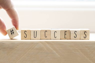 Başarıları olan etiket tahta küpler, sosyal medya kavramı