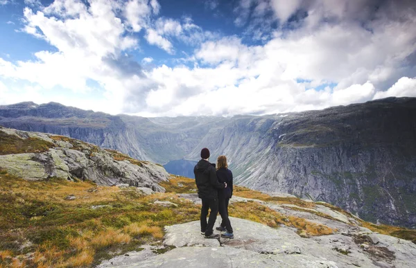 Couple tourist standing against amazing view, beautiful nature landscape hiking in Norway Trolltunga scandinavian — Stockfoto