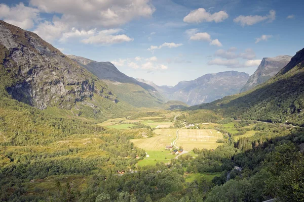 Indah atas pemandangan pegunungan musim panas di Norwegia Biru langit, pegunungan dan fjord — Stok Foto