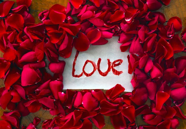 O texto que eu amo você cercado com pétalas de rosa vermelha, conceito romântico vista superior Valentine fundo — Fotografia de Stock