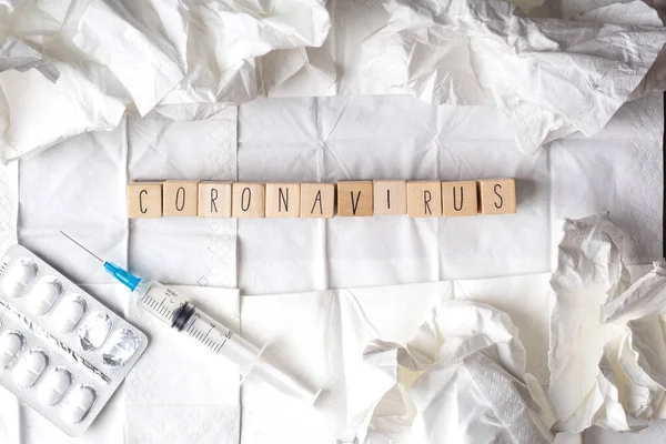 Malattia di Coronavirus di nome 2019-nCoV sul tessuto bianco con forniture mediche vista dall'alto sfondo — Foto Stock