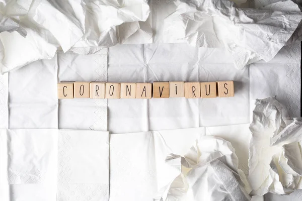Coronavirus scritto su cubi di legno circondati da tessuti, concetto NCOV — Foto Stock