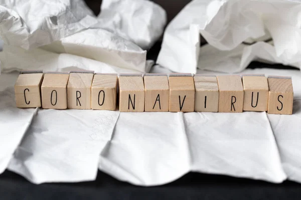 Coronavirus nommé 2019-nCoV sur tissu blanc avec fournitures médicales vue du dessus fond — Photo