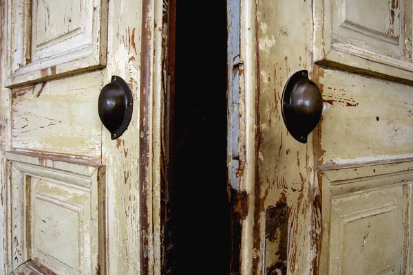 Vintage vecchia porta in legno con crepe sfondo texture, vernice peeling design retrò — Foto Stock