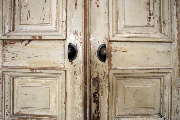 Porta de madeira velha vintage com rachaduras textura de fundo, descascamento pintura retro design — Fotografia de Stock