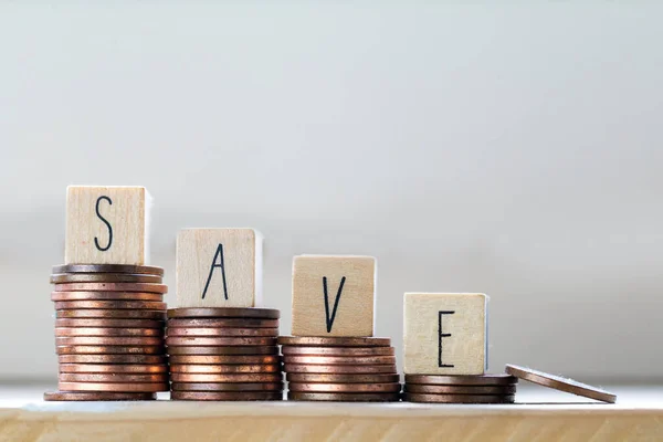 Tumpukan koin dengan huruf simpanan di blok kayu, Waktu untuk Menyimpan Konsep tumbuh tangga uang — Stok Foto