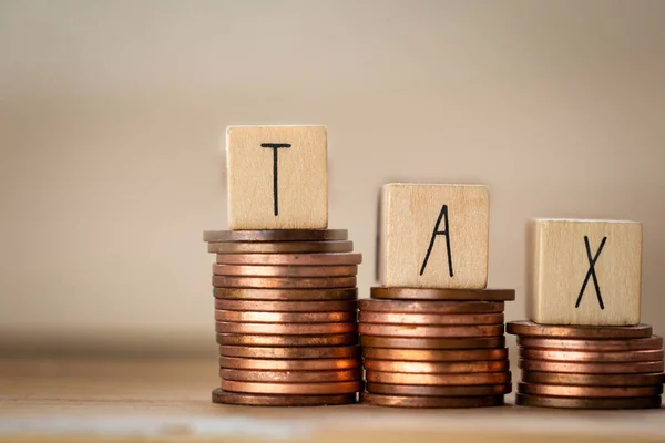 Cubos de madera con la palabra Impuesto sobre el dinero escalada staits, pila de monedas, Tax Concept fondo —  Fotos de Stock