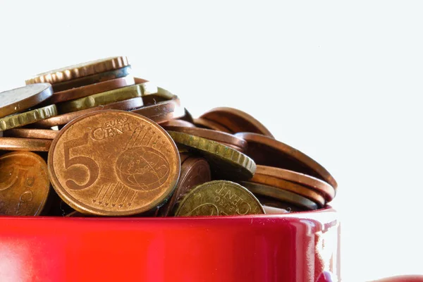 Disimpan Uang di cangkir merah berwarna-warni untuk Tujuan Keuangan yang penuh dengan koin euro, konsep bisnis — Stok Foto