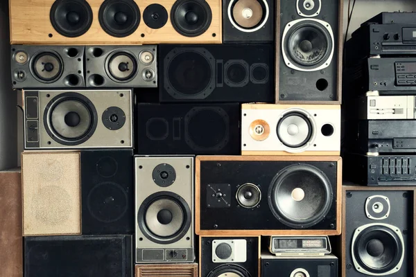 Музыкальные колонки висят на стене в ретро винтажном стиле, сложенные звуковые шкатулки современные — стоковое фото