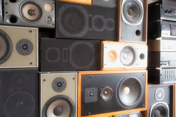 Altavoces de sonido de música colgando en la pared en estilo vintage retro, cajas de sonido apiladas modernas —  Fotos de Stock