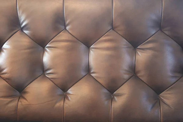 Klassieke luxe bruine leren sofa achtergrond textuur. Vintage design close-up — Stockfoto