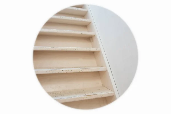 Escaleras básicas de madera blanca con diseño moderno de pared blanca, necesita renovación de cerca — Foto de Stock