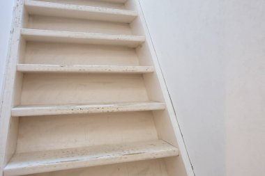 Beyaz duvarlı temel beyaz ahşap merdivenler modern tasarım, tadilata ihtiyacı var.
