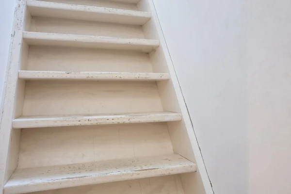 白い壁のモダンなデザインの基本的な白い木製の階段は、改修のクローズアップが必要です。 — ストック写真