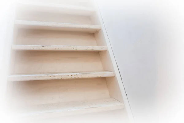 Scale di legno bianco di base con parete bianca design moderno, ha bisogno di rinnovamento primo piano — Foto Stock