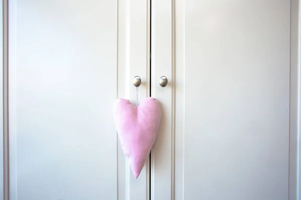 Bílé dveře skříně a růžové dekorace srdce. retro dřevěný design pozadí textury — Stock fotografie